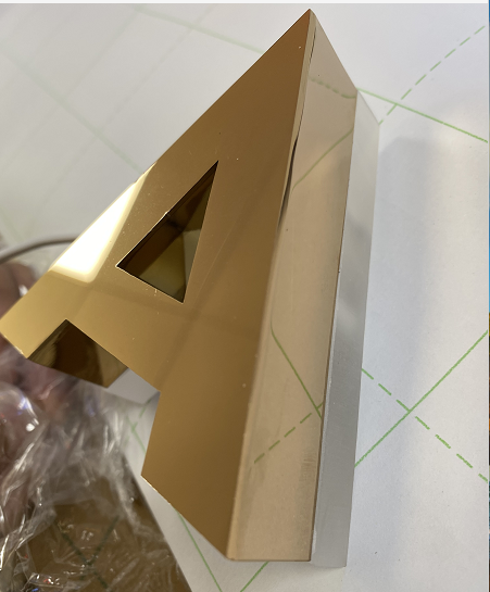 中高等的餐飲店招選擇什么樣的材質(zhì)做發(fā)光字成果比較好？