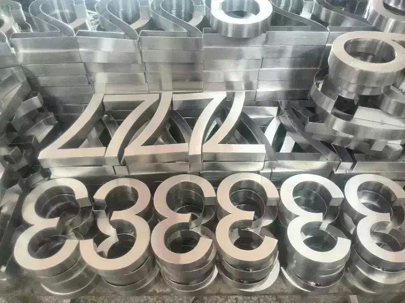 這一些精工字，不但合適室外展示，還可以是公司最搶眼的形象3