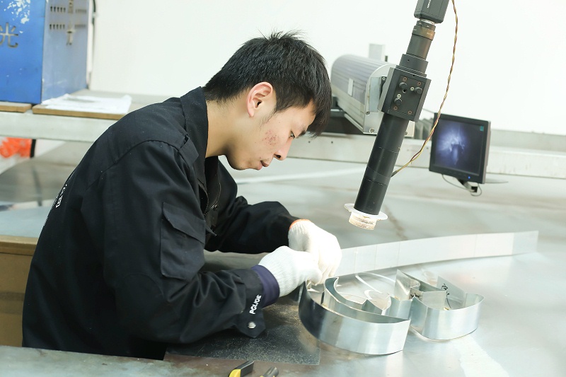 焊接工人正在進(jìn)行焊接 焊接工人正在進(jìn)行焊接