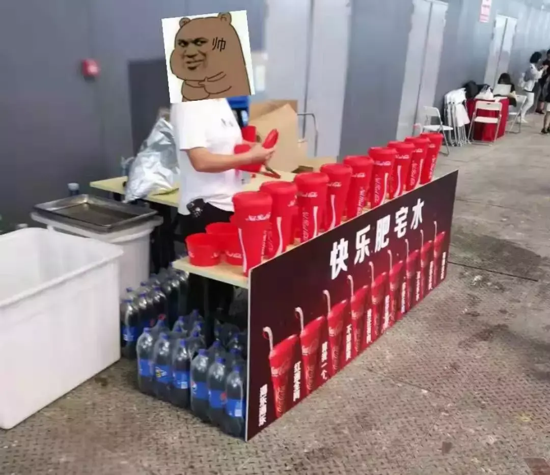 中國路邊的亞克力廣告牌，我能笑一年27