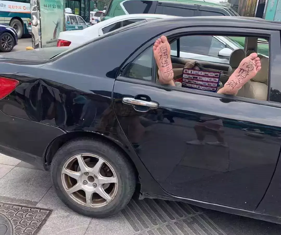 中國路邊的亞克力廣告牌，我能笑一年29