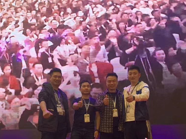 授人魚(yú)不如授人以漁！鑫麗華廣告家人們一起好好學(xué)習(xí)，天天向上！