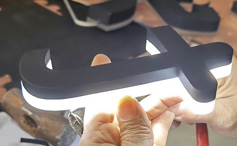 招牌發(fā)光字怎樣抉擇合適自己店鋪裝飾風(fēng)格的燈火色溫？7